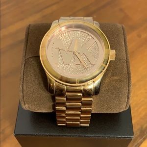 Michael kors authentic rose gold woman watch.